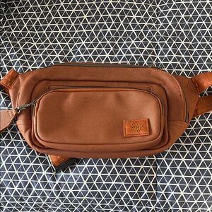 Lug hitch belt bag